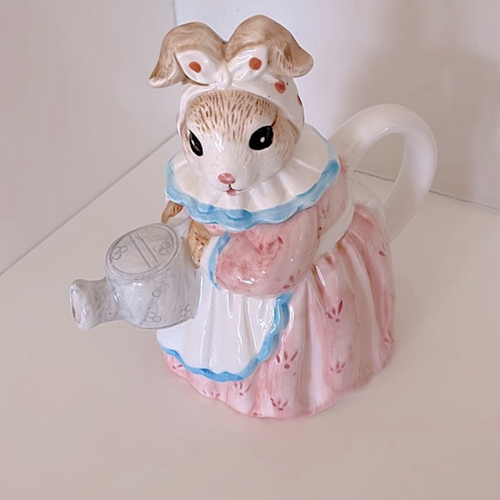 Collectors!! Heritage Mint Ltd, 2 pc, ceramic teapot. Bunny with watering can 🐇